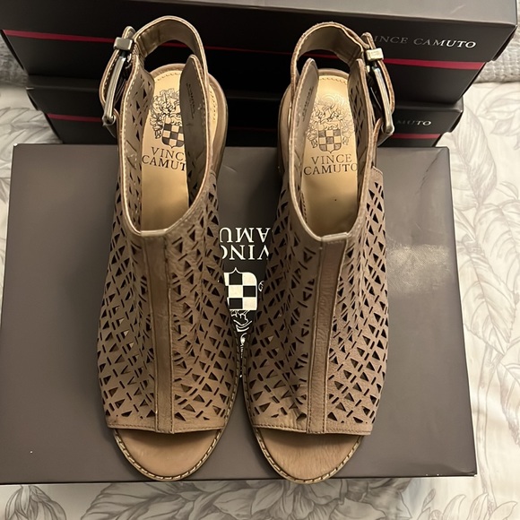 Vince Camuto Almond Beige heeled sandal size 8.5 - Picture 3 of 5